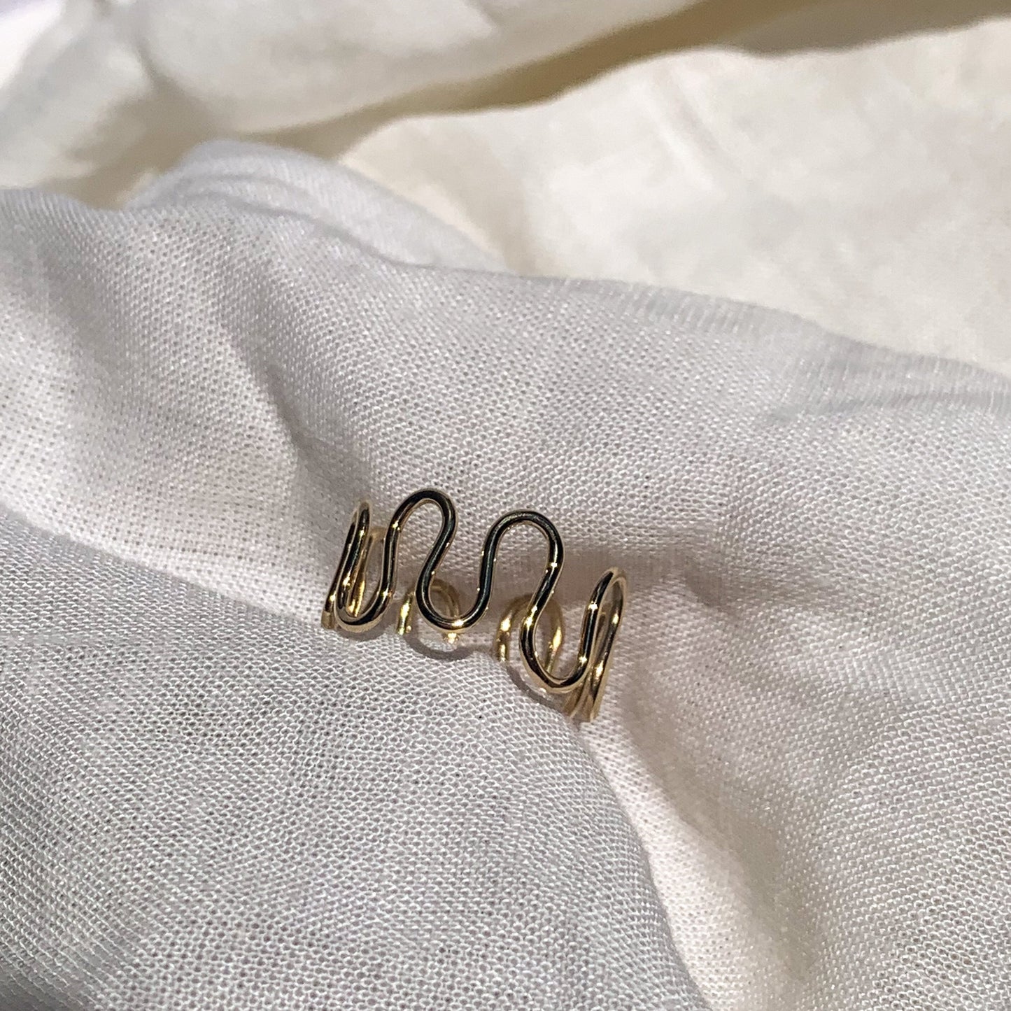 one 9ct yellow gold wire squiggly ring face-on